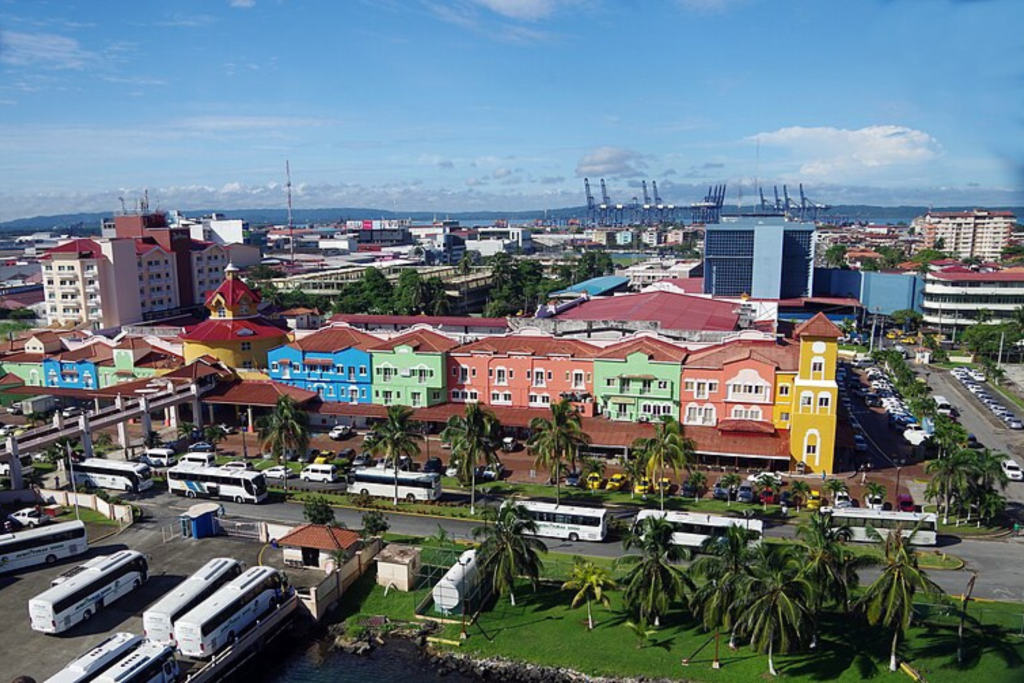 Centro comercial y de oficinas en Colón 2000
